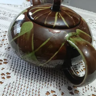 Juego de té: tetera, azucarero y tazas