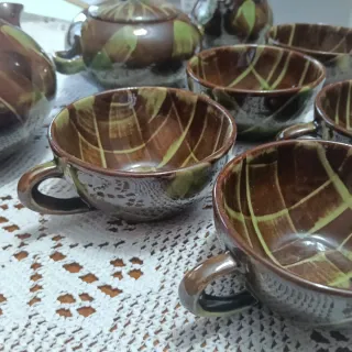 Juego de té: tetera, azucarero y tazas