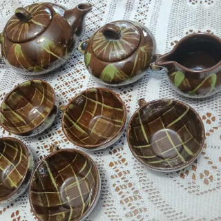 Juego de té: tetera, azucarero y tazas