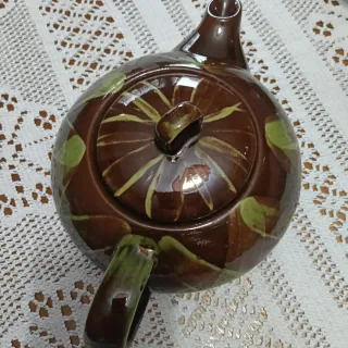 Juego de té: tetera, azucarero y tazas