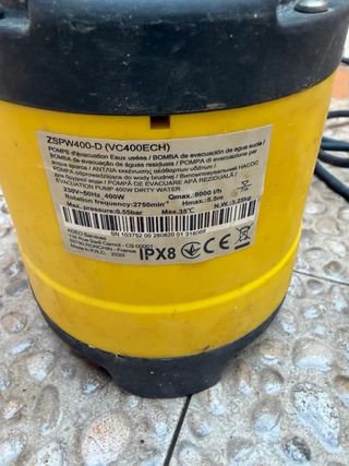 Bomba de achique amarilla y negra