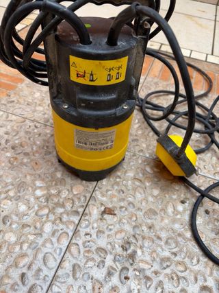 Bomba de achique amarilla y negra