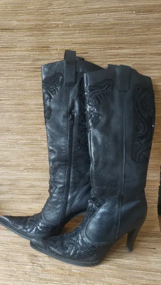 Botas altas de tacón negras con pedrería