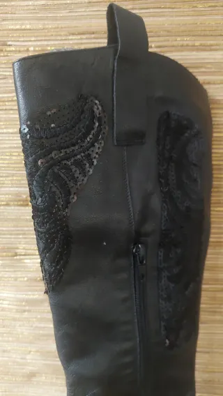 Botas altas de tacón negras con pedrería