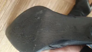 Botas altas de tacón negras con pedrería