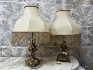 Lámparas antiguas de mesa. El precio de las dos.
