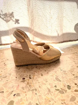 Zapatos dorados de cuña con lazada