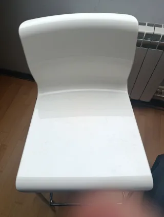 Silla alta blanca y plateada