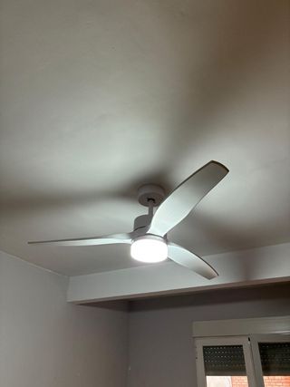 Ventilador de techo blanco con luz