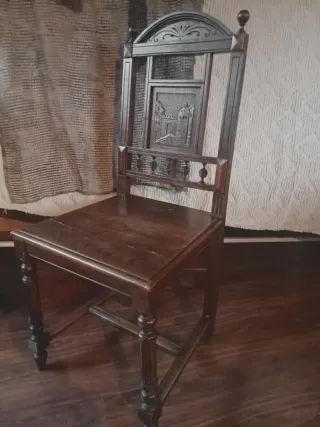 Silla antigua de madera tallada