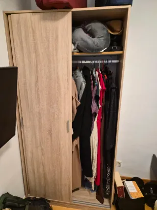 Armario de madera color claro