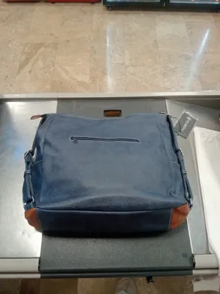 Bolso azul y marrón