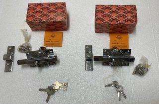 2 Cerrojos plateados con llaves y tornillos
