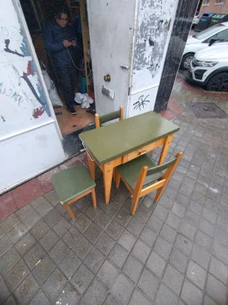 Mesa y 2 Sillas e taburete Comedor abatible