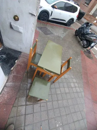 Mesa y 2 Sillas e taburete Comedor abatible