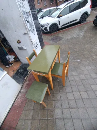 Mesa y 2 Sillas e taburete Comedor abatible