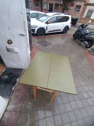 Mesa y 2 Sillas e taburete Comedor abatible