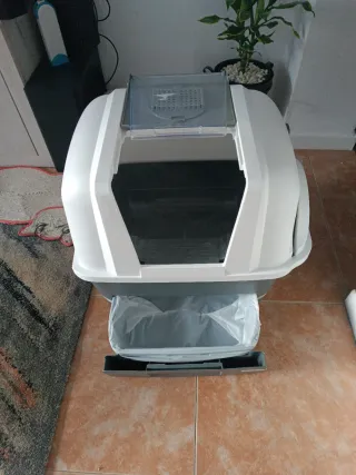 Arenero para gatos semi-automático