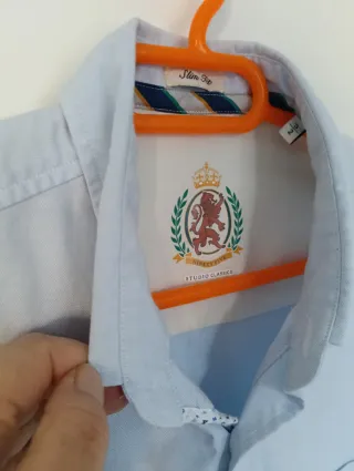 Camisa azul Corte Inglés también como uniforme col