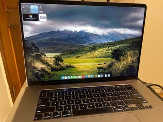 MacBook Pro 2019 i7 16GB RAM 512GB SSD + Caricatore