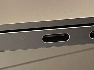 MacBook Pro 2019 i7 16GB RAM 512GB SSD + Caricatore