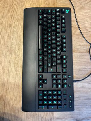 Pack Teclado Logitech + Ratón Corsair Negro