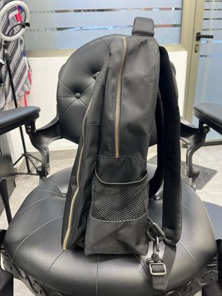 Mochila barbero negra con detalle rojo