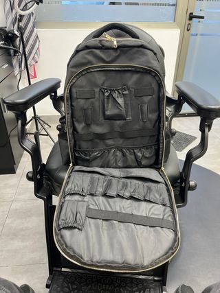 Mochila barbero negra con detalle rojo