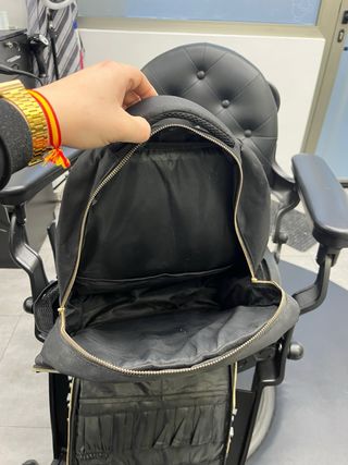 Mochila barbero negra con detalle rojo