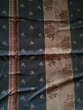 Edredón cama 135 cm fino y cortinas.