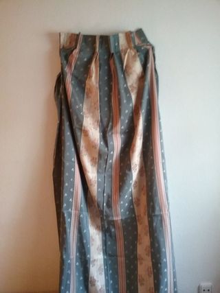 Edredón cama 135 cm fino y cortinas.