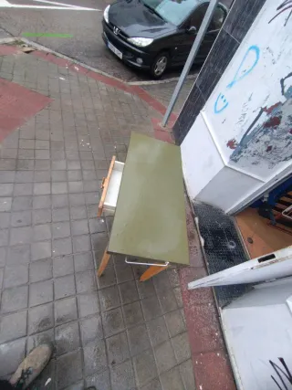 Mesa y 2 Sillas Plegables