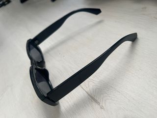 Gafas de sol rosas y negras