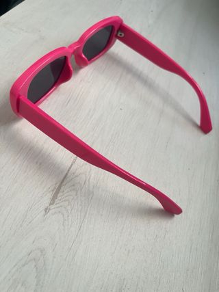 Gafas de sol rosas y negras