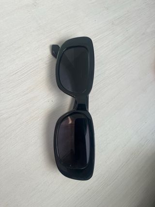 Gafas de sol rosas y negras