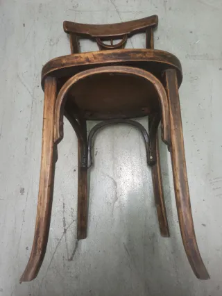 Silla antigua de madera