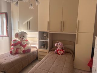 Cameretta con 2 lettini e armadio