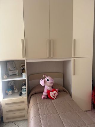 Cameretta con 2 lettini e armadio