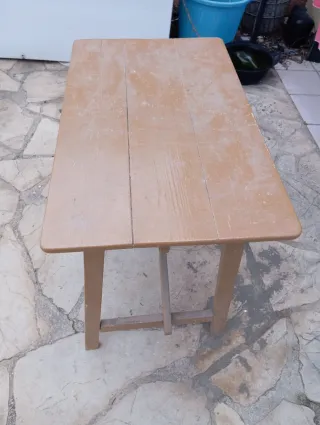 Mesa de cocina antigua de madera