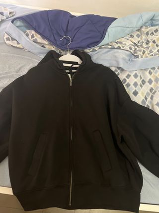 Sudadera negra con cremallera
