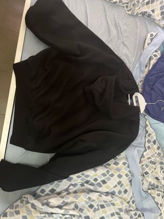 Sudadera negra con cremallera