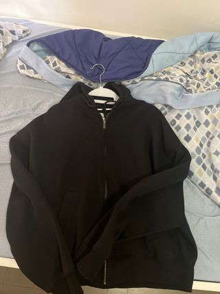 Sudadera negra con cremallera