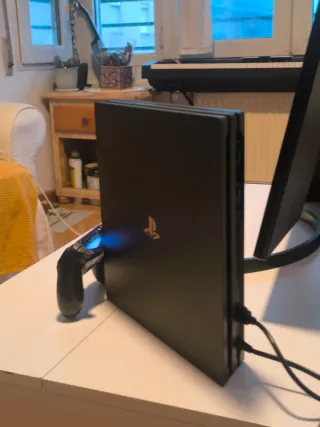 PS4 Pro con mando y cable de alimentación