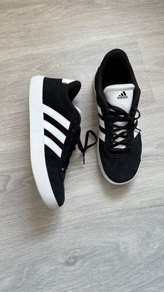 Zapatillas Adidas Negras y Blancas