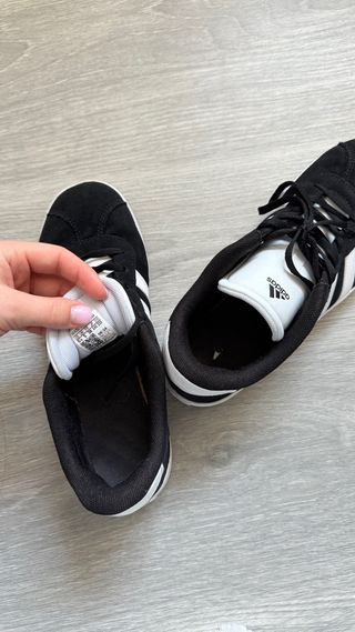 Zapatillas Adidas Negras y Blancas