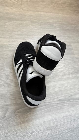 Zapatillas Adidas Negras y Blancas