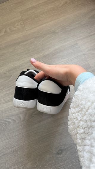 Zapatillas Adidas Negras y Blancas