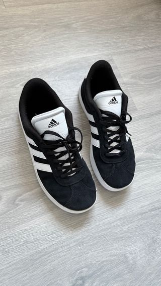 Zapatillas Adidas Negras y Blancas