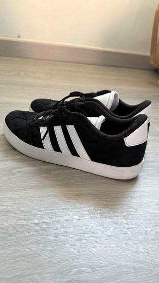 Zapatillas Adidas Negras y Blancas
