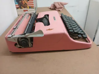 Máquina de escribir Olivetti Pluma 22 Rosa